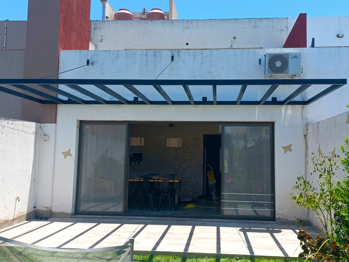 Espacio exterior sin sombra, con exceso de sol directo